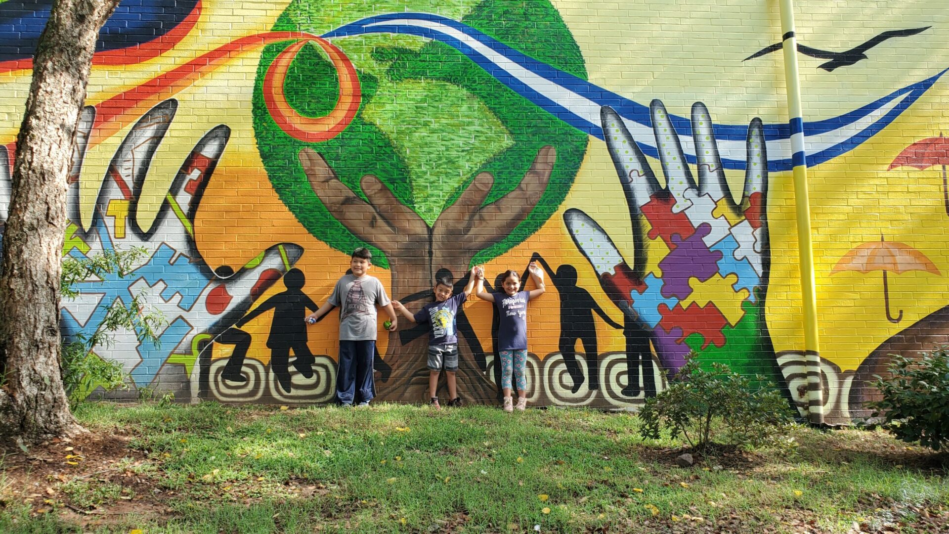 2021_AR_ElFuturo_Kids in front of mural